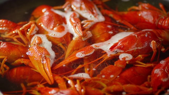 红螯虾在沸水中放入平底锅中旋转。