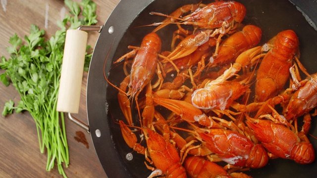 将小龙虾放入锅中，放入沸水中煮。