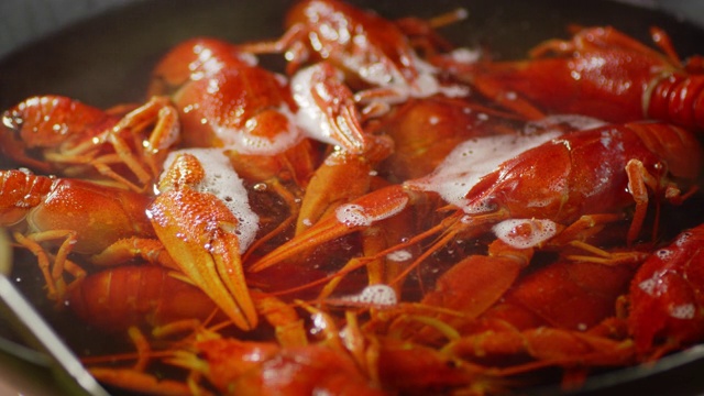 打开锅盖，放入煮好的小龙虾。