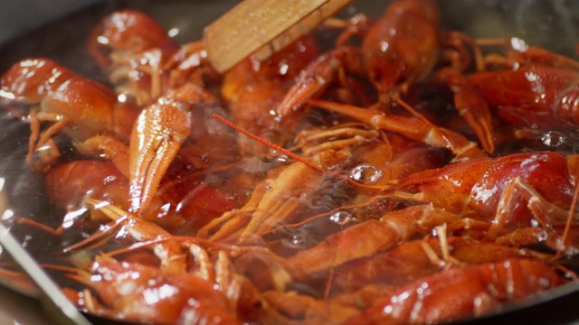 红色的小龙虾在平底锅里煮。