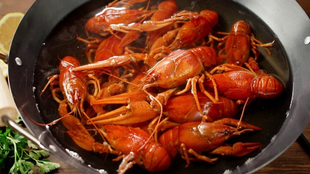 红色的小龙虾在一锅热水中煮熟。