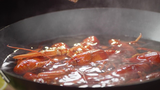 用平底锅煮小龙虾。