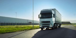 未来技术概念:大型白色半卡车与货运拖车驱动器在道路上的转变与图形数字化版本数字孪生未来概念的自动车辆
