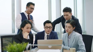 一群亚洲商务人士在办公室开会视频素材模板下载