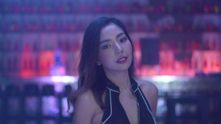 年轻的亚洲女子在夜总会跳舞视频素材模板下载