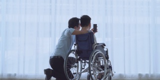 自闭症儿童，腿部残疾，坐在轮椅上，根据医院预约就诊