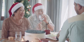 亚洲家庭聚餐庆祝圣诞节。
