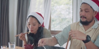 亚洲家庭聚餐庆祝圣诞节。