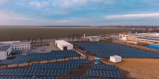 太阳能农场在田地里。阳光充足的电池放在大自然的地上。可再生能源。运动镜头。