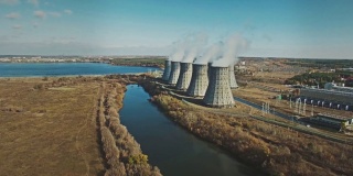 发电厂的冷却塔。核电站的大型冷却塔。