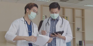 年轻的亚洲医疗从业者在医院讨论