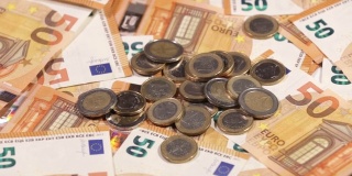 50欧元钞票和现金硬币一圈一圈地转。欧元收齐