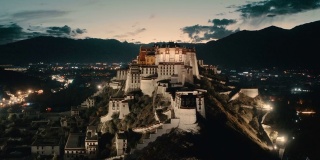 鸟瞰日落时的布达拉宫，西藏，中国。