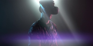 男性玩家在VR头盔移动和玩