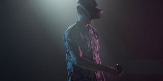 男性玩家在VR头盔中使用控制器