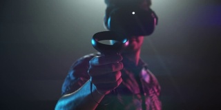 玩家在VR头盔瞄准控制器在相机