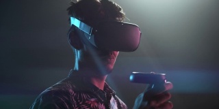 玩家在VR头盔来回移动控制器