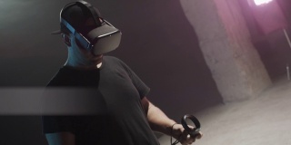 男性玩家在VR耳机持有控制器