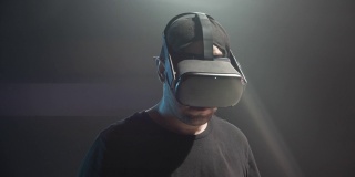 男性玩家在VR头盔
