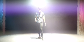 男性玩家在闪烁的灯光中使用VR头盔