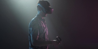 男性玩家在VR头盔中环顾四周