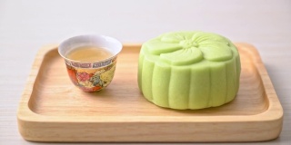 中国月饼绿茶味的木版茶