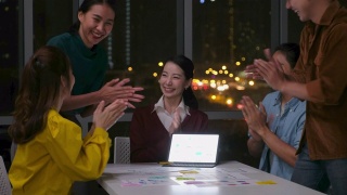 商务团队晚上开会，商务成功，快乐亚洲创意商务团队为“一个新的好”鼓掌，年轻亚洲团队为获奖项目在会议室办公室鼓掌庆祝视频素材模板下载