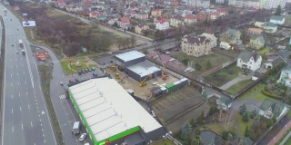 新建商店俯视图。从上面的建筑工地，机械在建筑工地