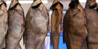 鱼海鲜传统街市场展示的鱼干。挪威传统鳕鱼户外晾晒。市场上挂的一排咸鱼干。