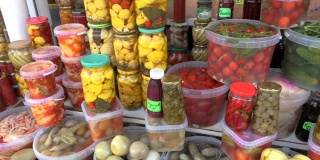 农贸市场的水果蔬菜市场，丰富多彩的腌菜和有机蔬菜水果。成熟的腌西红柿，黄瓜，卷心菜，辣椒，蘑菇，莳萝，洋葱，苹果，大蒜在农民市场。