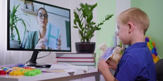 远程教学，残疾学童在疫情期间与老师用电脑通过网络摄像头进行视频通话
