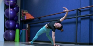 30岁亚洲妇女练习高级瑜伽健身拉伸训练