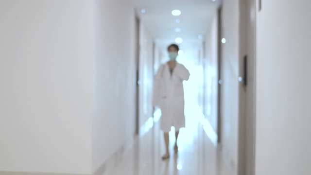 女医生戴着医用口罩走路上班，慢镜头