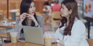 一对亚洲少女谈论和讨论开始小生意