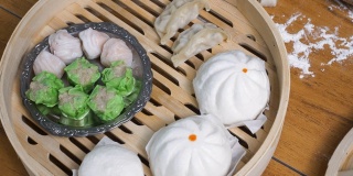 亚洲女人包饺子、饺子是中国传统食物的概念。