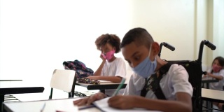 残疾学童戴口罩在学校学习