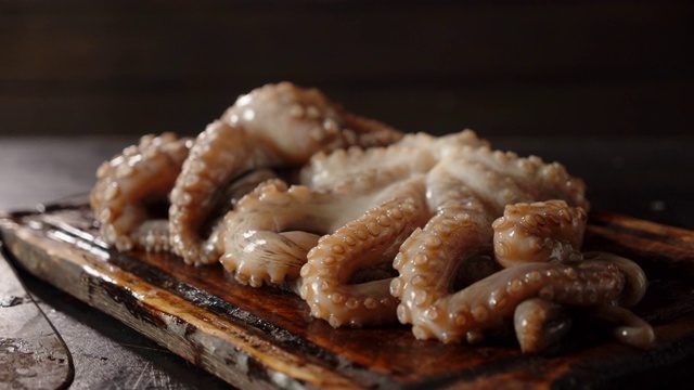 生章鱼在切菜板上旋转。