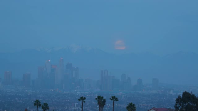 加州洛杉矶，满月在DTLA后面升起