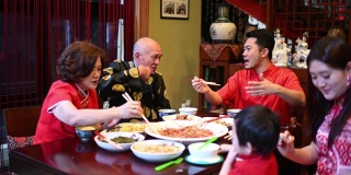 亚洲华人家庭春节团圆饭吃传统菜肴生鱼刘生