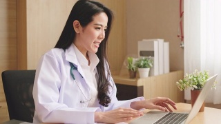 亚洲女医生通过视频电话会议，远程医疗或远程医疗概念与病人交谈视频素材模板下载