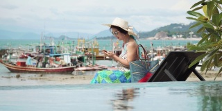 中年妇女放松在拉迈海滩在苏梅岛，泰国。