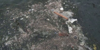 塑料和石油污染了海面。缓慢的运动。