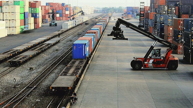 集装箱列车延时工作在集装箱堆场，用于工业进出口或铁路运输应用