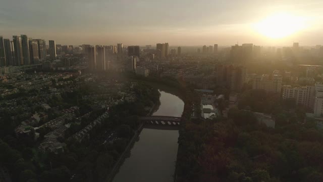 清晨日出时的中国现代城市鸟瞰图