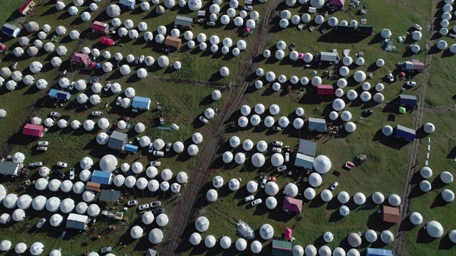 中国新疆，许多汽车和帐篷搭在一起的顶视图