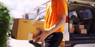 亚洲送货男子携带纸包裹盒子交付给女性客户。