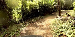 4X4驾驶通过哥斯达黎加偏远的雨林:泥泞的道路