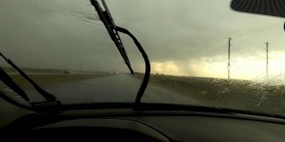 德克萨斯州，在沙漠冰雹风暴中开车