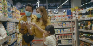 亚洲家庭在超市购物。