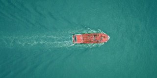 航拍俯视图油船以美丽的波浪模式全速行驶，用于商业物流，进出口航运或货运。